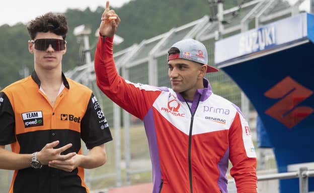 Jorge Martín, derecha, saluda a los aficionados en Motegi. GETTY