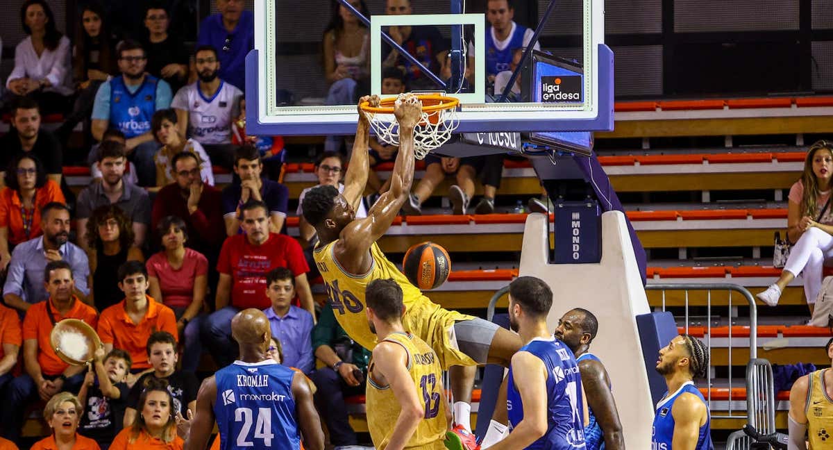 Nnaji machaca el aro del Fuenlabrada. /ACB MEDIA
