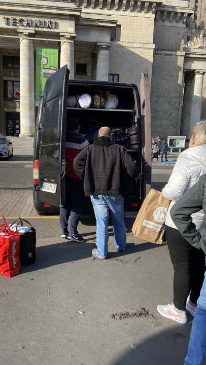 Una furgoneta con ayuda humanitaria antes de ir a Kiev. RELEVO