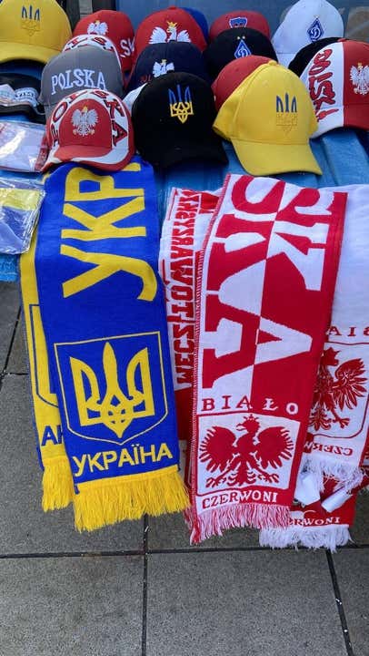 Las banderas de las selecciones de Ucrania y Polonia. RELEVO