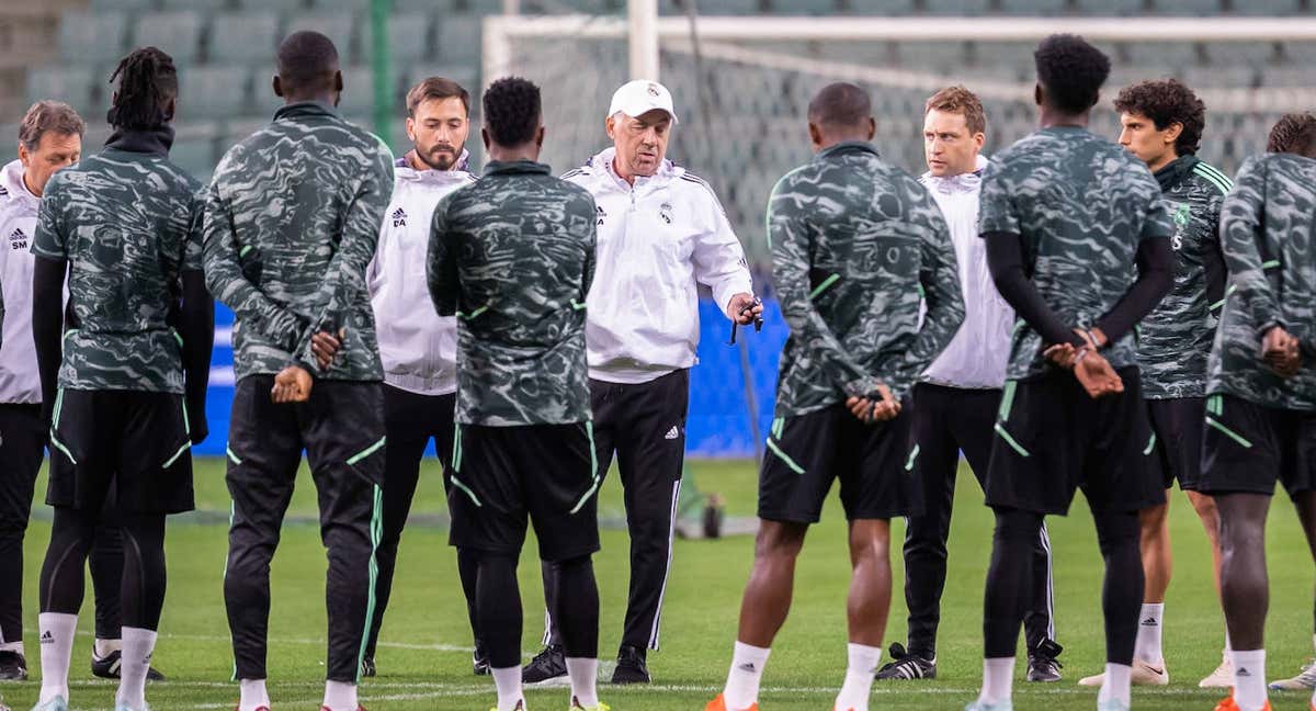 Ancelotti habla para sus jugadores. /GETTY