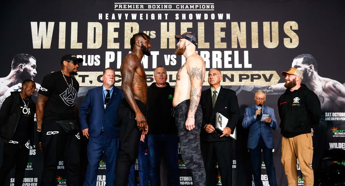 Wilder y Helenius, cara a cara en el pesaje previo a su combate./PBC