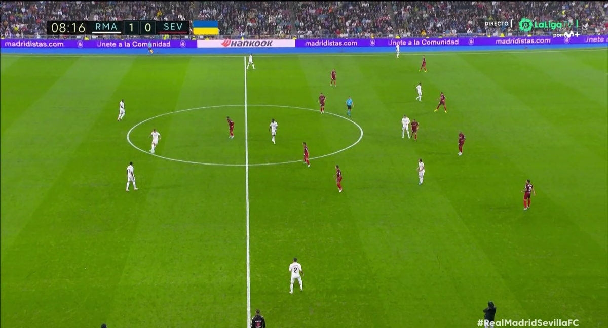 Imagen de la retransmisión del Real Madrid-Sevilla sin el mensaje «Ley del Deporte para todos». /Movistar+