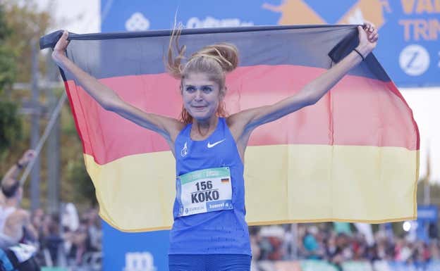 Konstanze "Koko" Klosterhalfen gana el Media Maratón de Valencia.