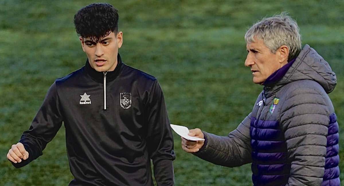 Álex López, entrenador del Marina Sport juvenil, junto a Quique Setién. /TWITTER: @ale14lpz