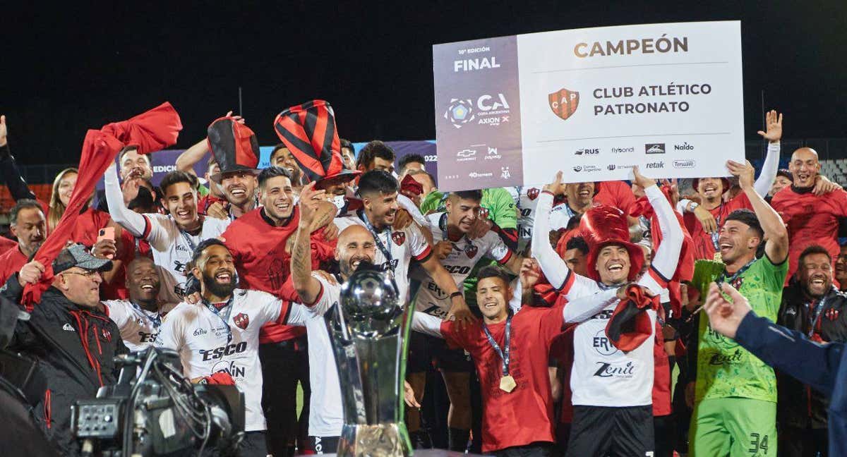 El campeón de Copa Argentina se va a segunda... pero jugará en Abu Dhabi y la Copa Libertadores