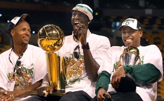 El 'Big Three' de los Celtics con el anillo de 2008. GETTY IMAGES