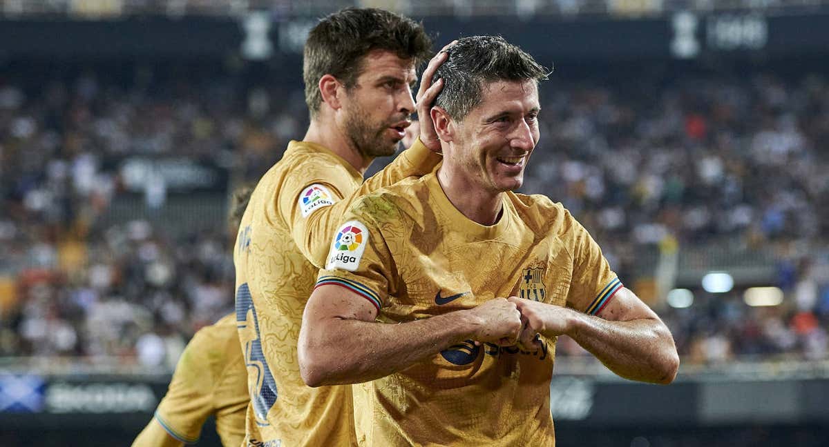 Lewandowski y Piqué en la celebración de un gol del polaco./Getty Images