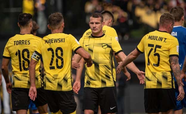 Los futbolistas del Wieczysta, con el español Manu Torres a la izquierda, festejan un gol.