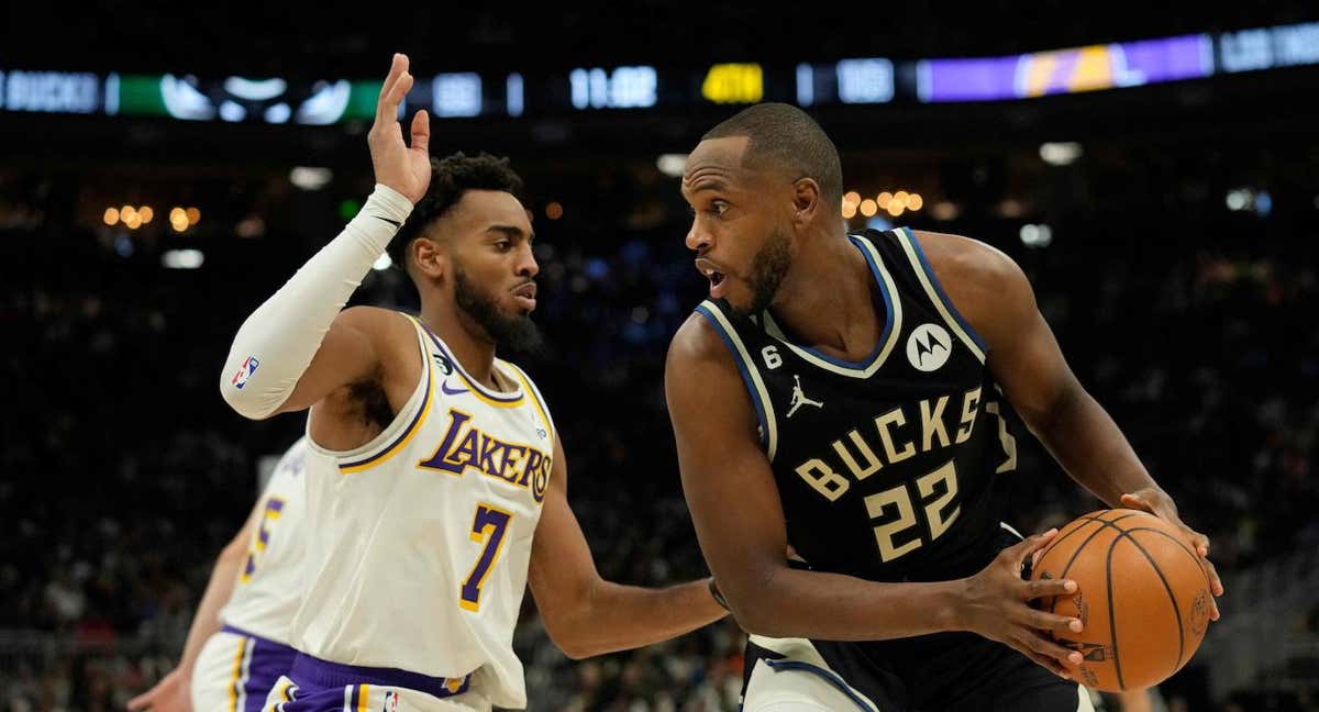 Khris Middleton, durante el partido de debut esta temporada ante los Lakers. /AFP