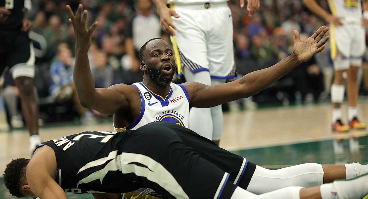Draymond Green protesta una jugada durante el Bucks-Warriors./AFP