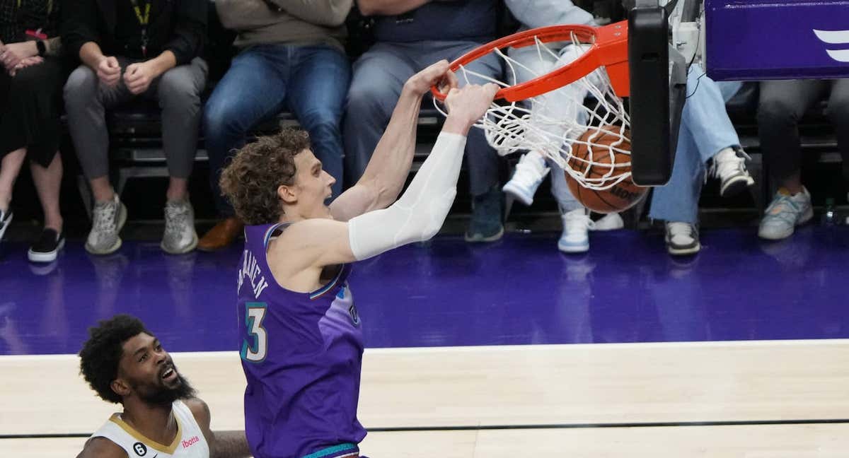 Lauri Markkanen machaca en presencia de Naji Marshal en la última victoria en casa de los Jazz./Efe
