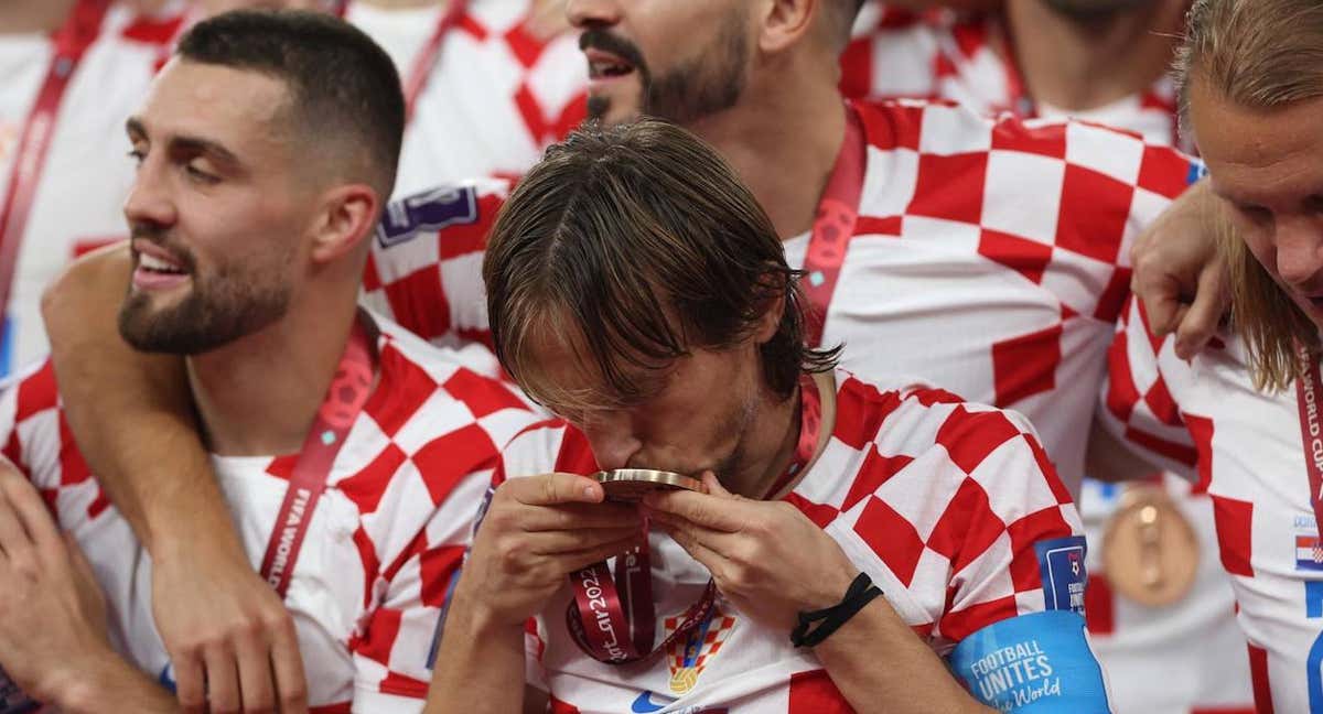 Luka Modric besa la medalla de bronce tras ganar el partido por el tercer y cuarto puesto./EFE