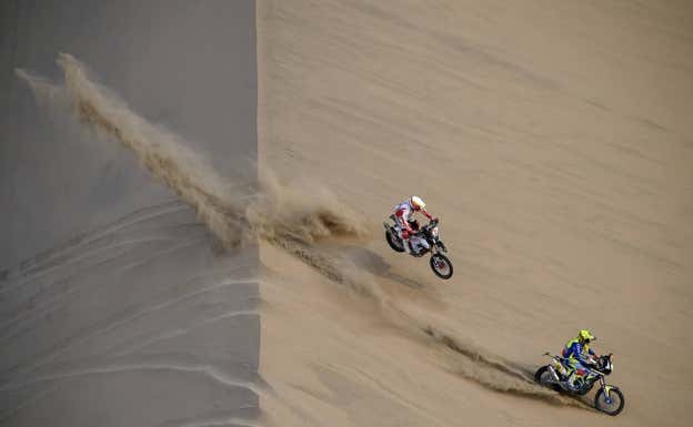 Joaquim Rodrigues y MIchael Metge pelean en el Dakar 2019. ASO/DPPI
