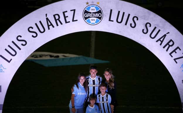 Luis Suárez, durante su presentación con el Gremio. Reuters