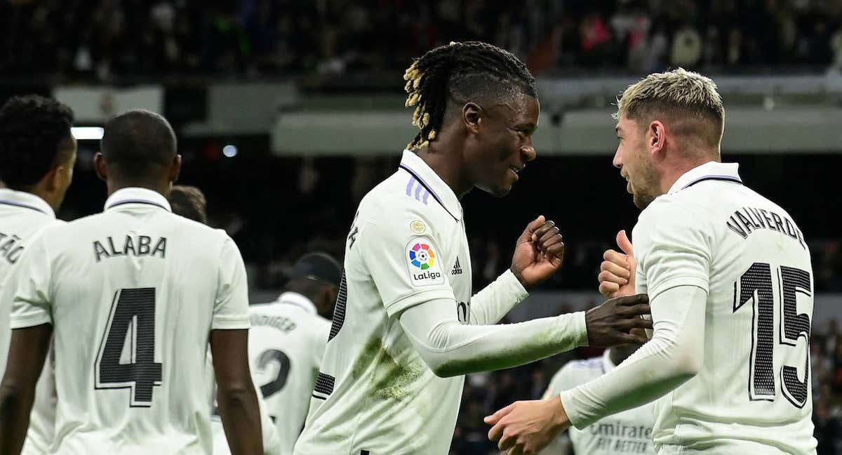 Camavinga y Valverde celebran un gol en el Bernabéu./AFP