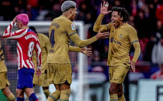 Kounde y Araujo celebran una acción defensiva ante el Atlético. INSTAGRAM