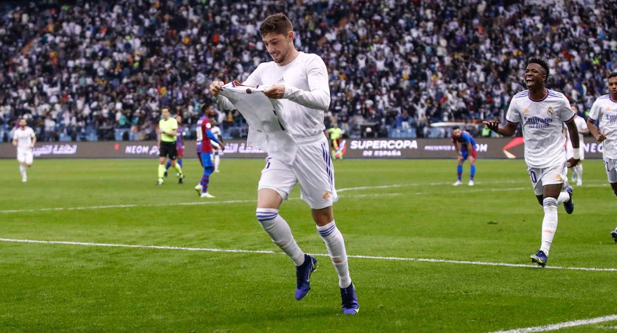 Fede Valverde celebrando su gol al Barcelona en la Supercopa 2022./Getty