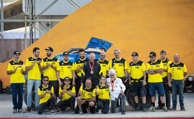 Jean-Pierre Strugo y el equipo MD Rallye, en el podio del Rally Dakar 2023. MD
