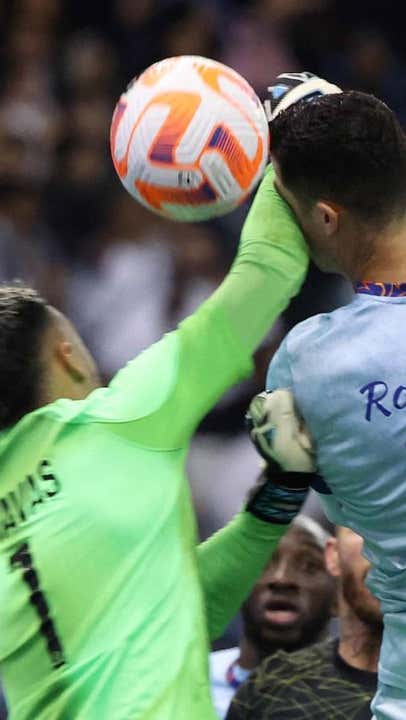 Los Cristiano - Messi nunca son amistosos: golpes, goles, una roja...