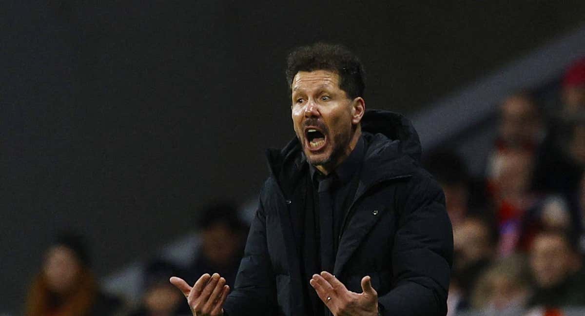 Simeone da instrucciones a sus jugadores durante el Atlético-Valladolid (3-0) celebrado el 21 de enero de 2023. /REUTERS