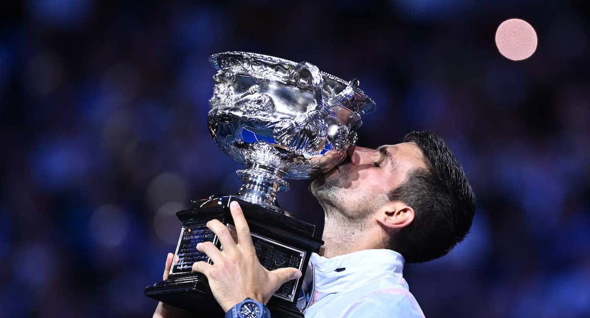Djokovic besa la copa del Open de Australia 2023. /AAP Image/Joel Carrett