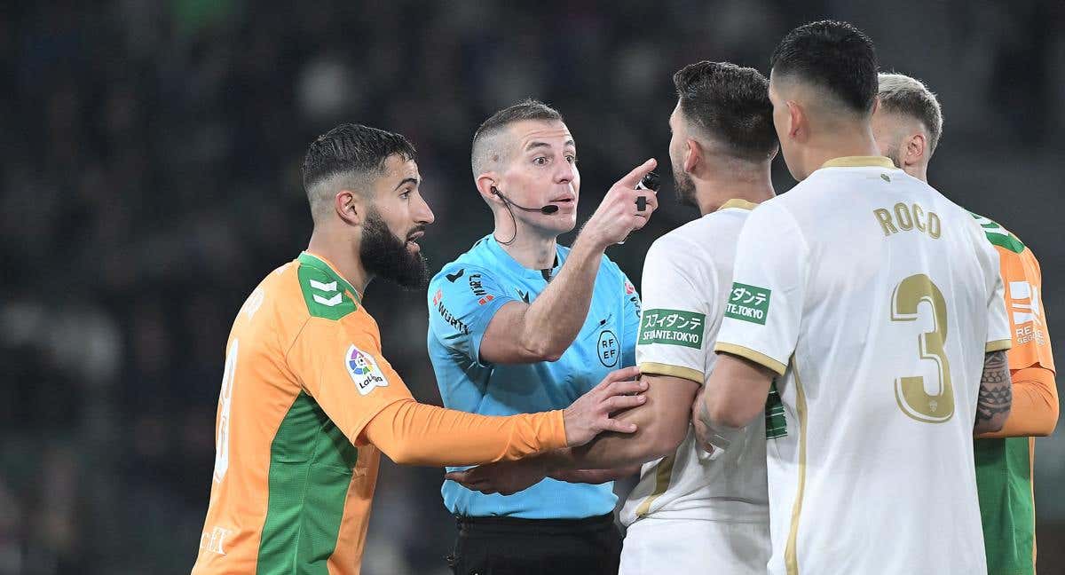 Jugadores del Elche discuten con el árbitro del encuentro./AFP