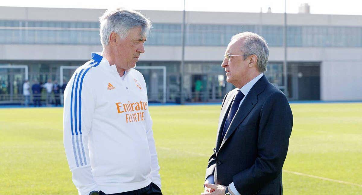 Ancelotti y Florentino Pérez charlan en Valdebebas./Real Madrid