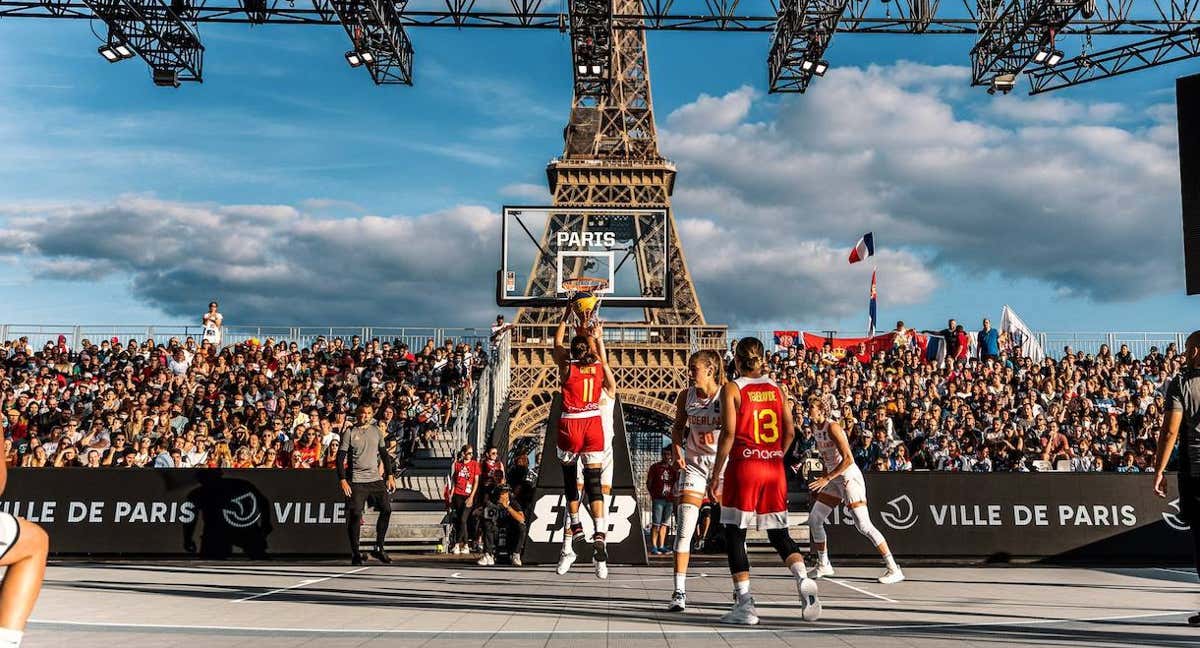 El Europeo 3x3 de París 2021 que ganó España se celebró con la Torre Eiffel de fondo./FEB
