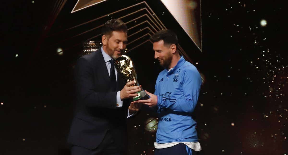 Domínguez le entrega la Copa del Mundo a Messi. /EFE