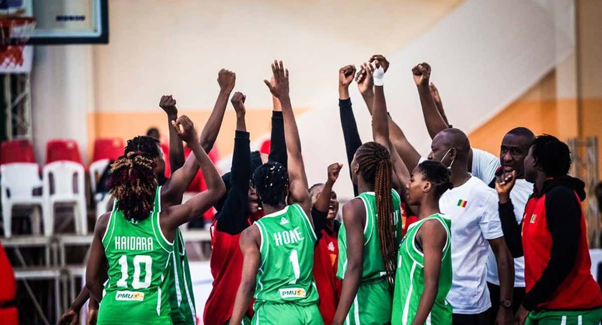 Las jugadoras de la selección de Mali durante un campeoanto africano sub-19./FIBA