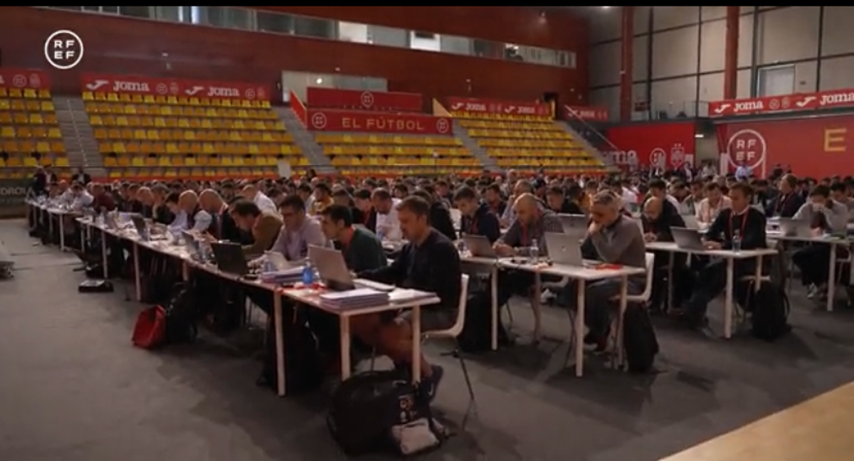 Los candidatos a sacarse la licencia FIFA de representante, durante el examen en la RFEF./RFEF