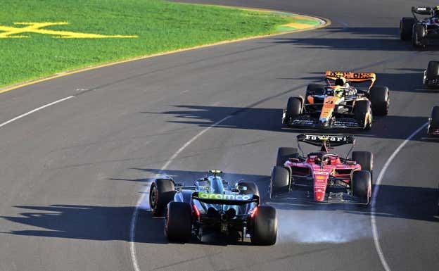 Momento del toque entre Fernando Alonso y Carlos Sainz en el GP de Australia 2023 de F1. Reuters