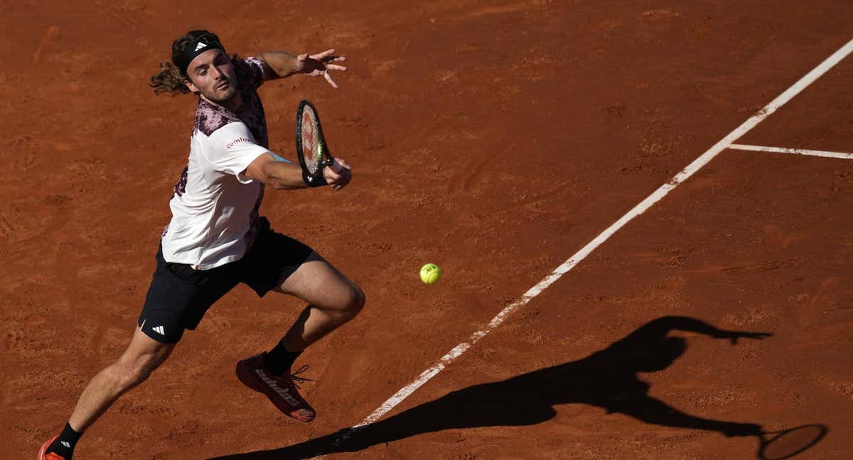 Stefanos Tsitsipas golpea una derecha durante los cuartos de final del Conde de Godó. /EFE
