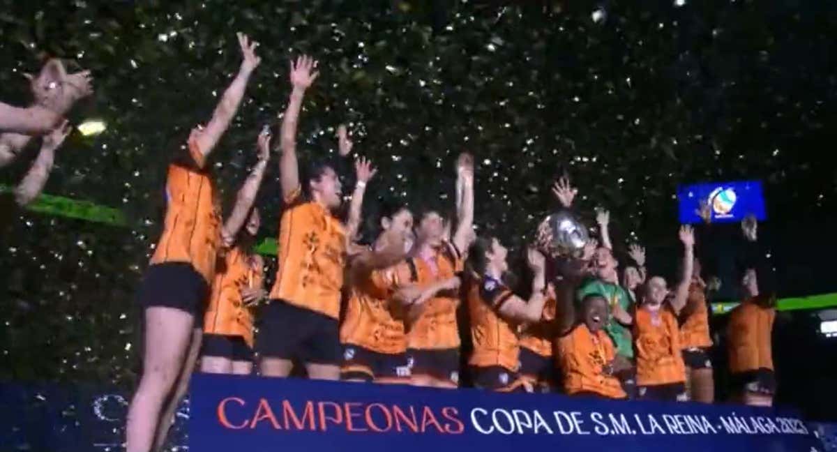 Las jugadoras del Bera Bera con el trofeo de campeonas de la Copa de la Reina./RTVE