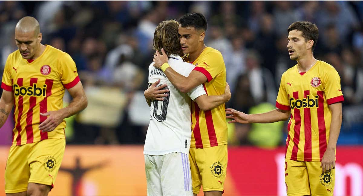 Modric y Reinier se abrazan en el Santiago Bernabéu./Getty