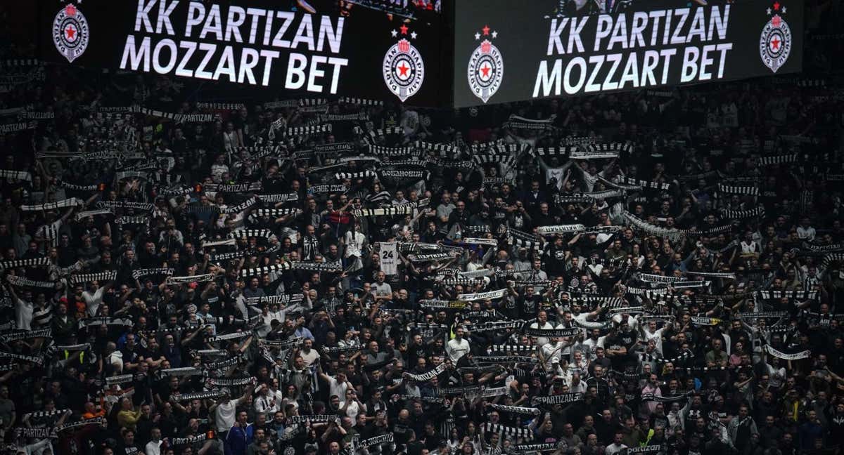 Los aficionados del Partizan en la grada del Stark Arena./Reuters