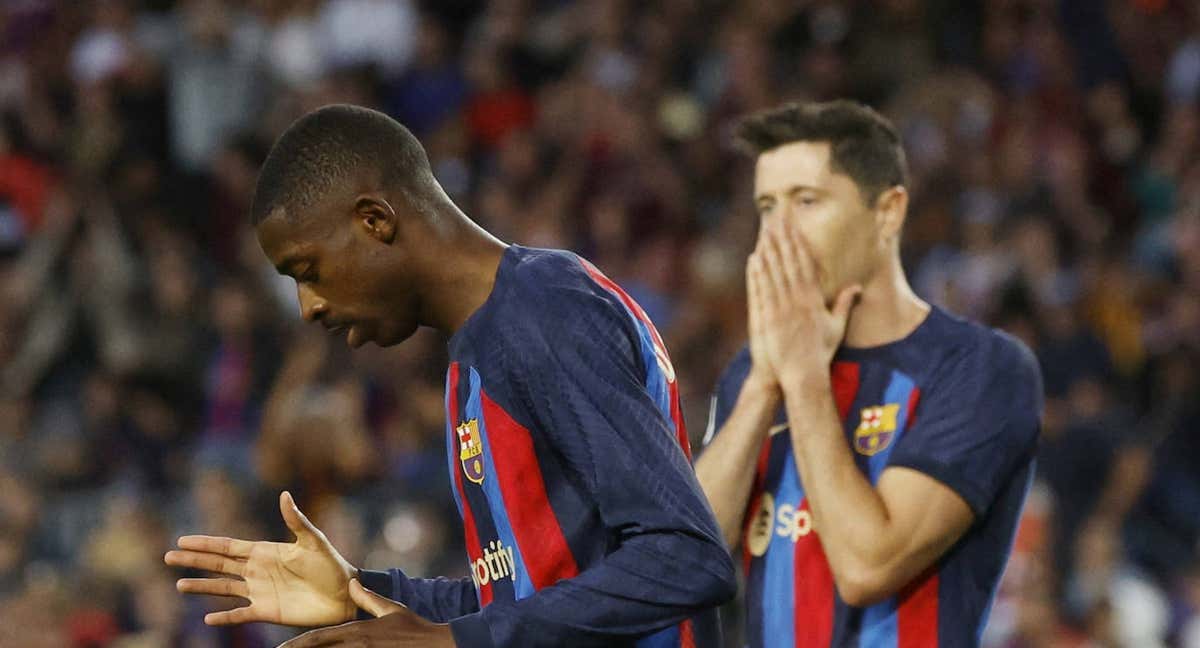 Dembélé y Lewandwoski se lamentan. /Reuters