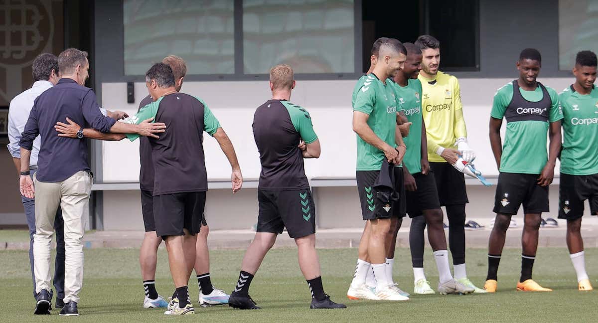 Ramón Planes saluda a Alexis, en el entrenamiento de este martes./ABC