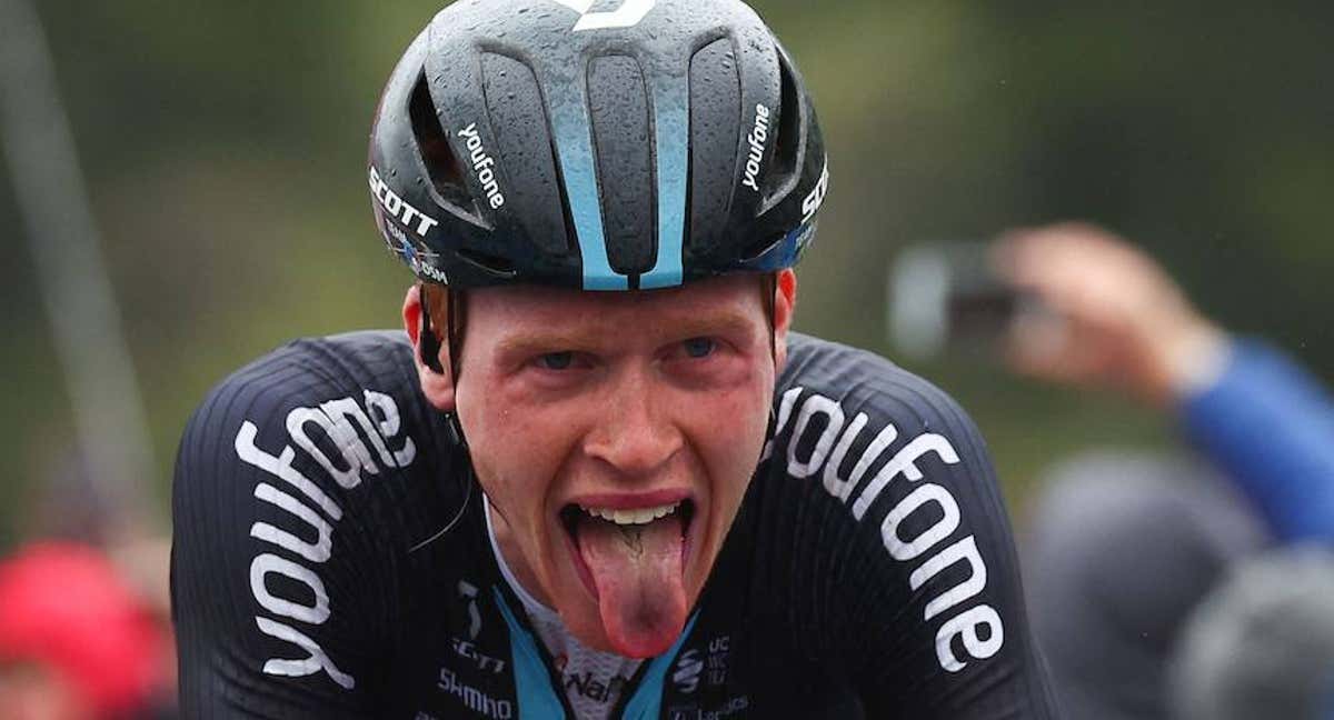 Leknessund se enfunda la maglia rosa en el Giro