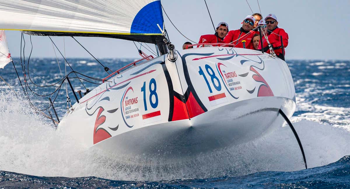 Un Swan 36 vuela en aguas de Cerdeña. /CLUB SWAN RACING / STUDIO BORLENGHI