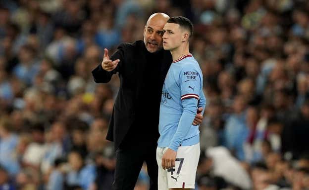 Guardiola y Foden durante un partido. EP