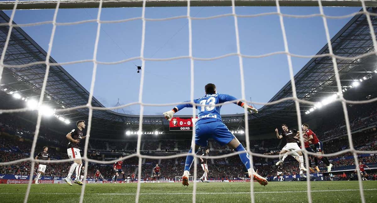 Julen Agirrezabala, durante el partido ante Osasuna./EFE