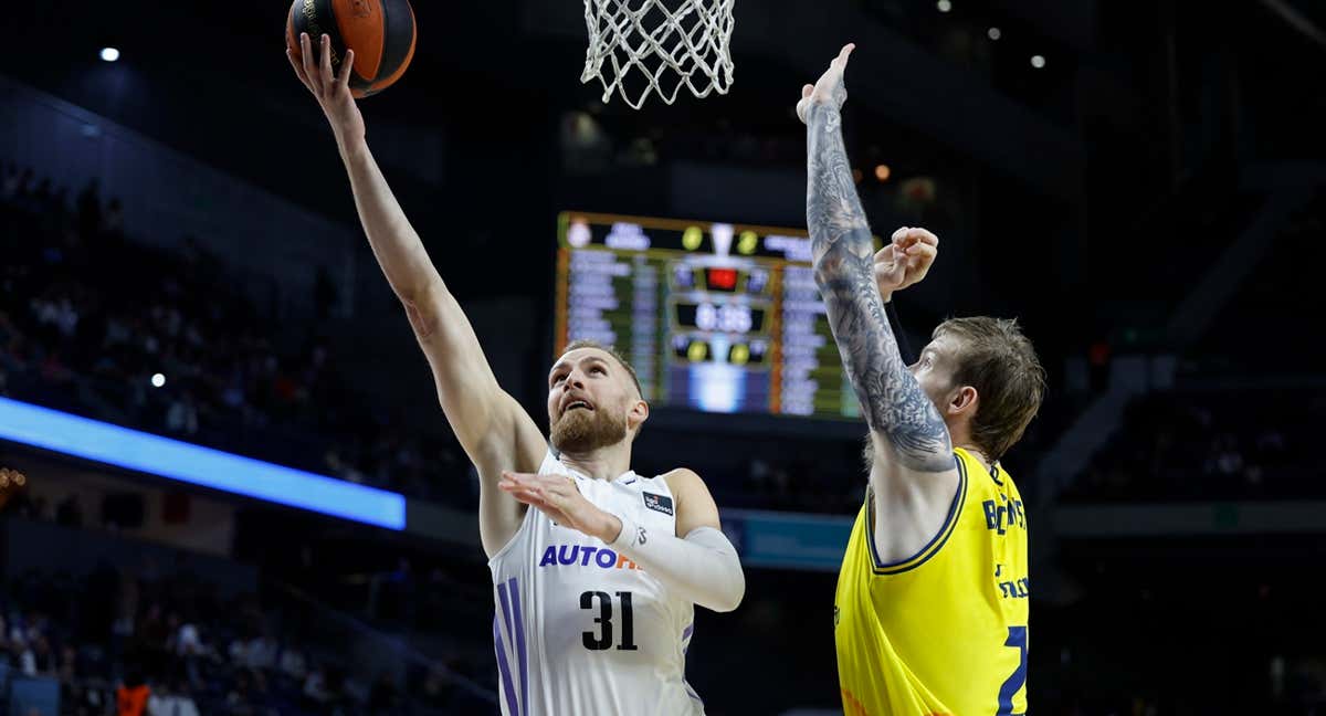 DZANAN MUSA ANOTA ANTE LA DEFENSA DE OLEK BALCEORWSI/ acb Photo / P. Castillo