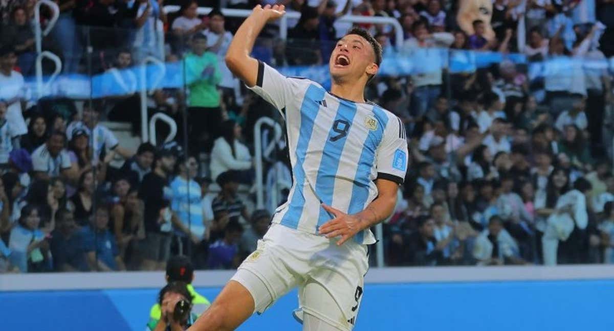 Véliz, máximo goleador argentino, celebra uno de los tantos. /@Argentina