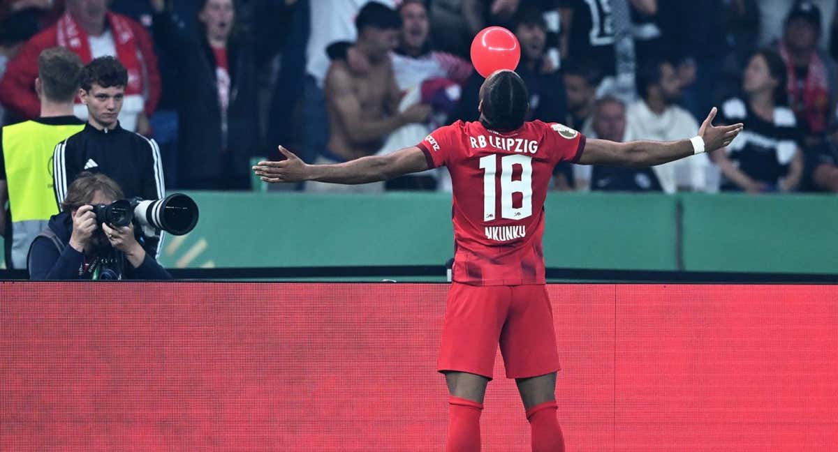 Nkunku celebra su gol en la final de la copa alemana./EFE