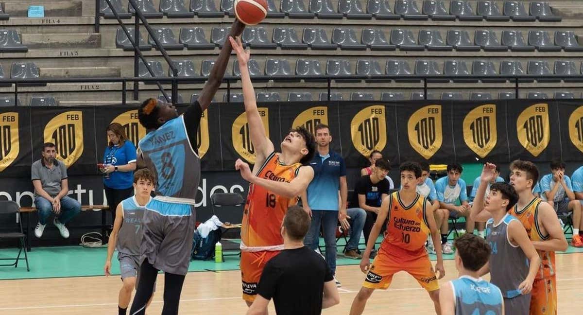 Moussa Coulibaly gana el salto inicial durante el Campeonato de España cadete./FEB