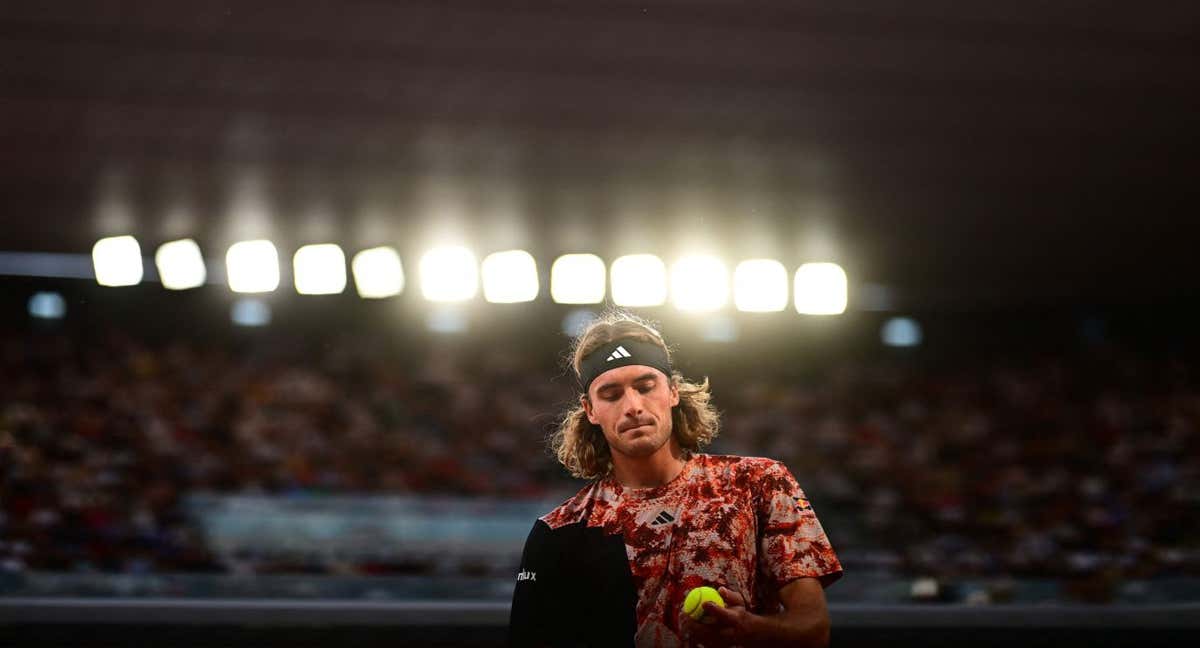 Stefanos Tsitsipas durante el partido de noche disputado ante Carlos Alcaraz./Reuters
