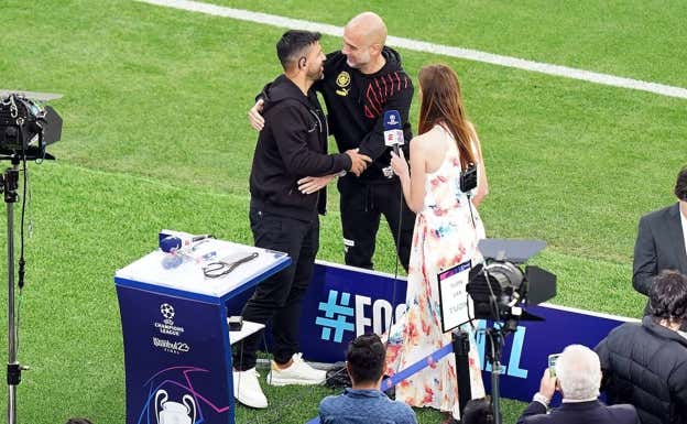 Agüero y Guardiola se saludan antes de la final de la Champions. EP
