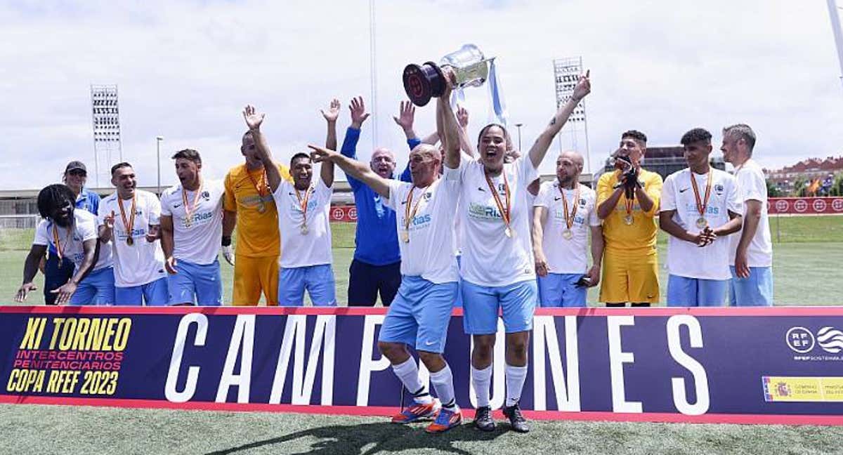 El equipo de la prisión de A Lama (Pontevedra) celebra el título de campeón del Torneo Intercentros. /RFEF